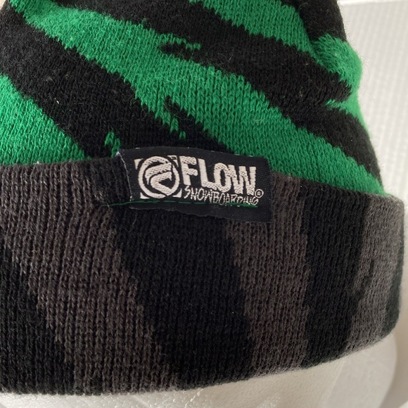 Flow Snowboarding Beanie Toque Hat Reversible Green & Black and Gray & Black - Picture 3 of 8